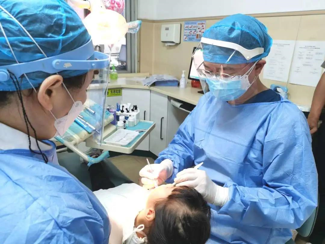 孩子磕到牙 带上牙齿赶紧去医院