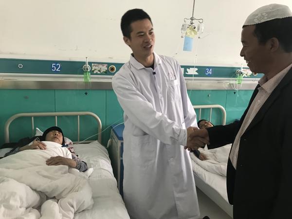 杨常委临夏支医 -- 探望成功急救病人_小图.jpg 杨常委临夏支医 -- 探望成功急救病人_小图.jpg
